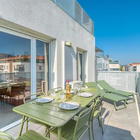 Apartment 2-bedroom With Pool Parking & Balcony