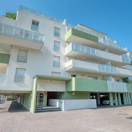 Apartment 2-bedroom With Pool Parking & Balcony